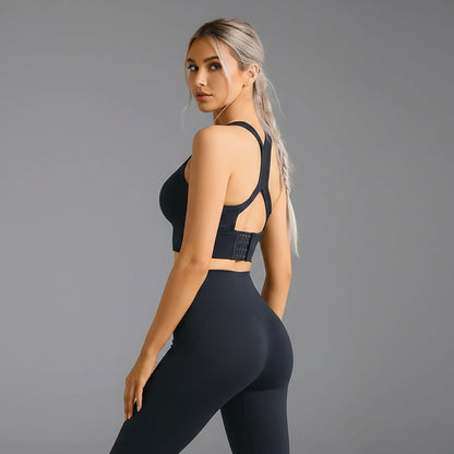 Woman wearing a black sports bra black leggings - Aresfit